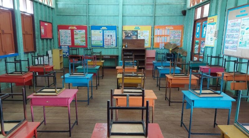 – นักเรียนทำความสะอาดชั้นเรียน ห้องเรียน เพื่อเตรียมการเปิดเรียนภาคเรียนที่ 1 ปีการศึกษา 2565